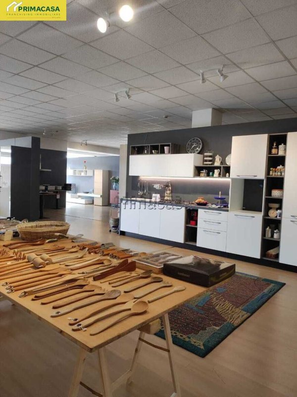 locale commerciale in affitto a Monticello Conte Otto