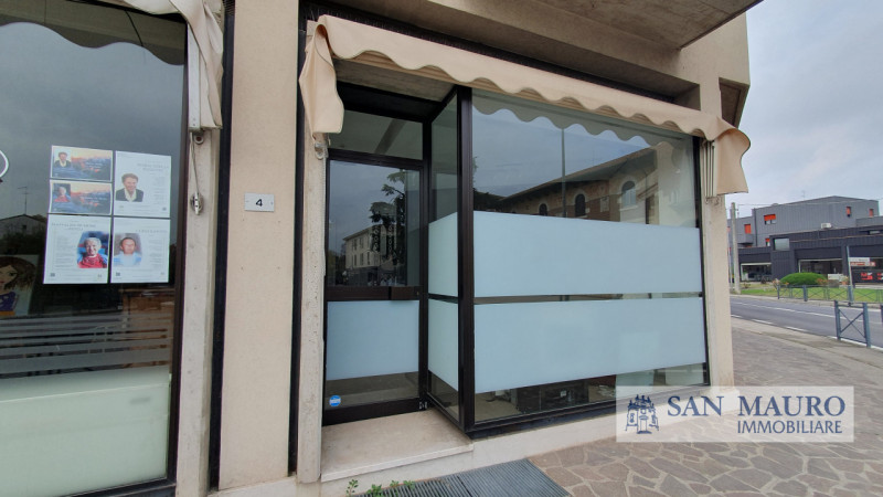 negozio in affitto a Monticello Conte Otto