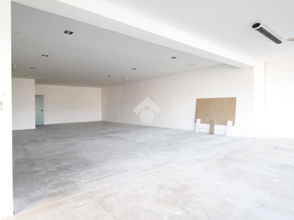 negozio in affitto a Monticello Conte Otto