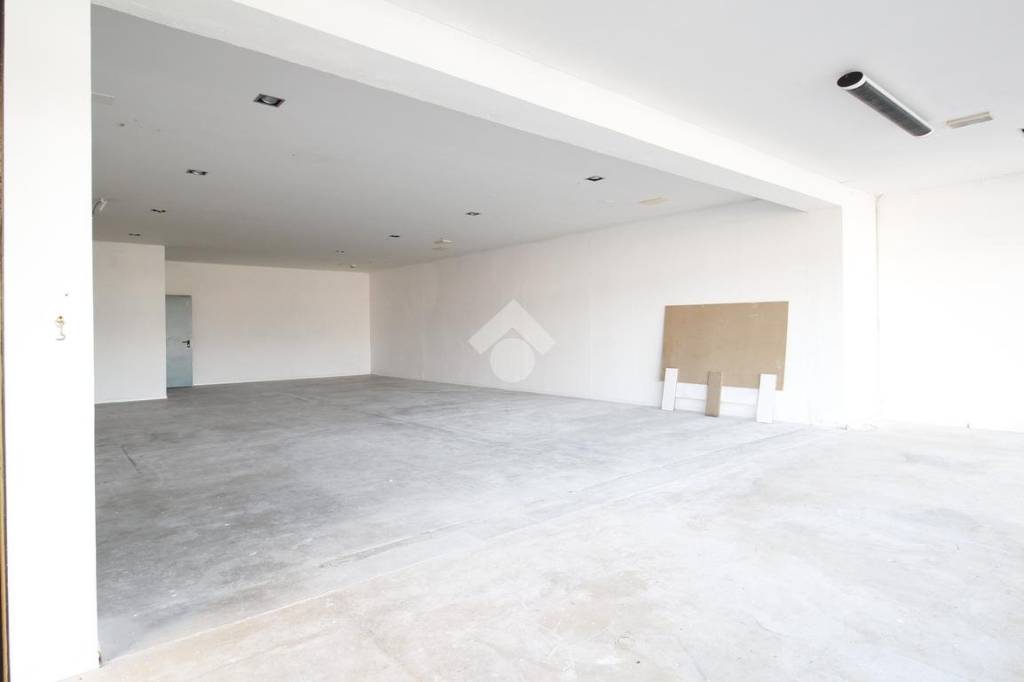 negozio in affitto a Monticello Conte Otto