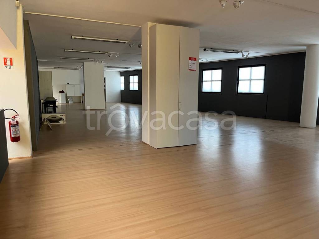 negozio in affitto a Monticello Conte Otto in zona Cavazzale