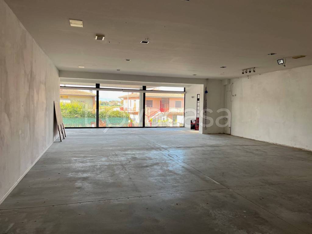 negozio in affitto a Monticello Conte Otto in zona Cavazzale