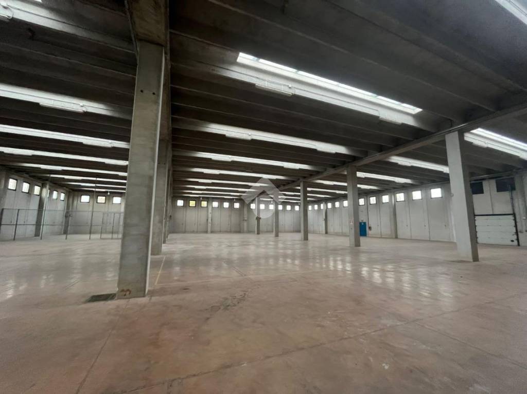 locale commerciale in affitto a Nove