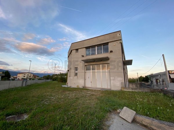 locale commerciale in affitto a Nove