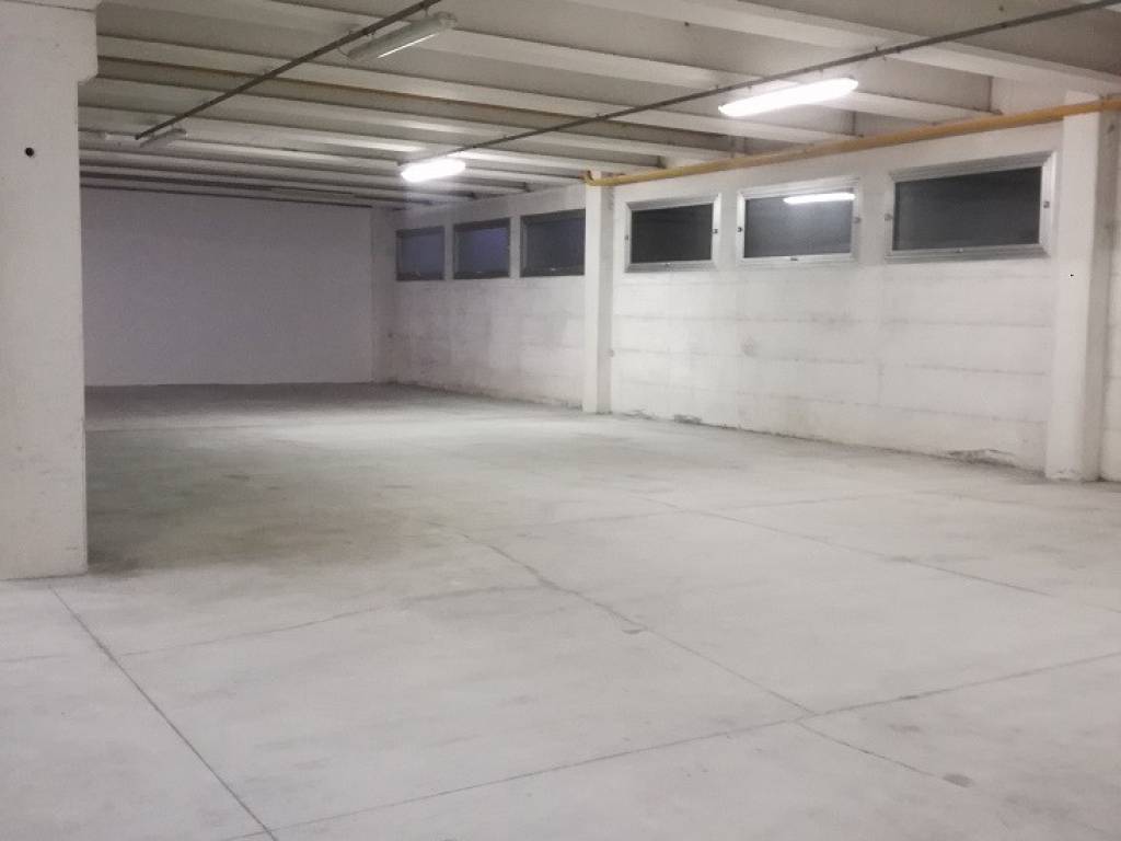 locale commerciale in affitto a Nove