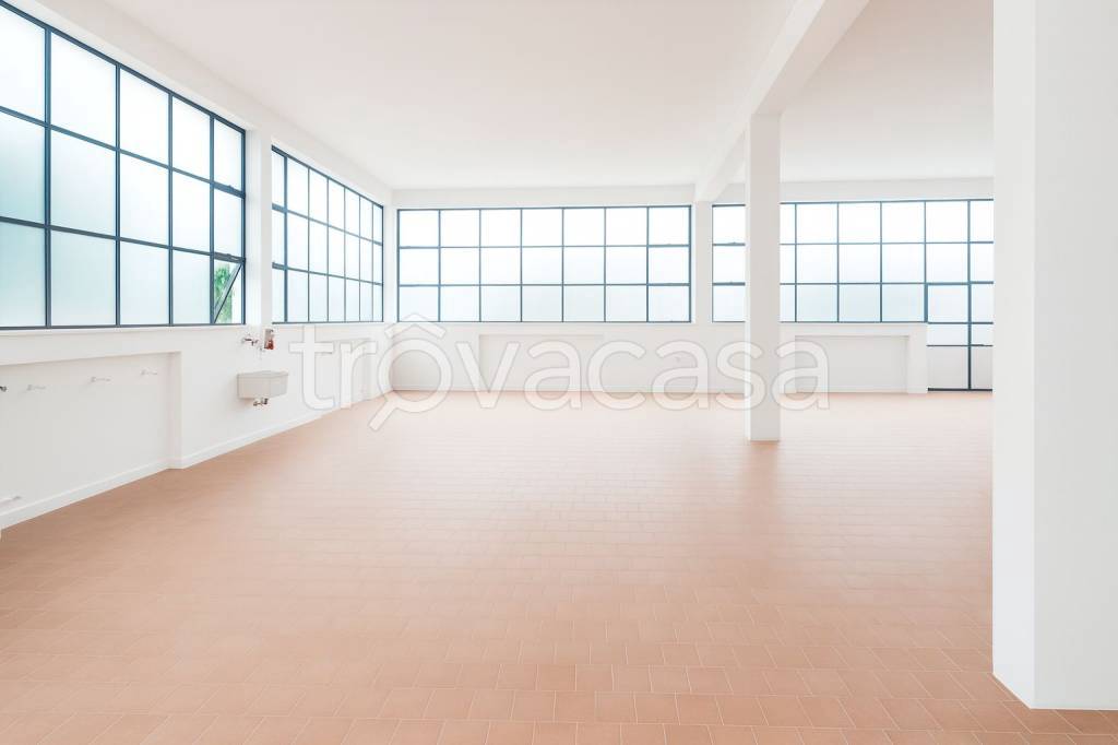 locale commerciale in affitto a Nove