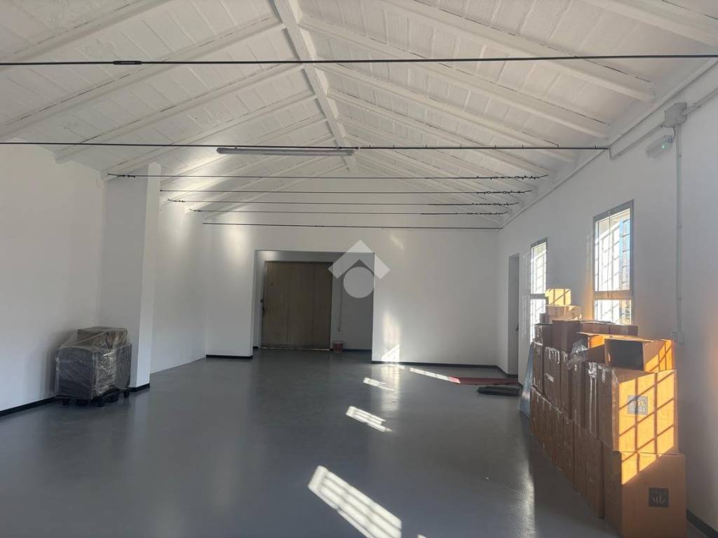 locale commerciale in affitto a Nove