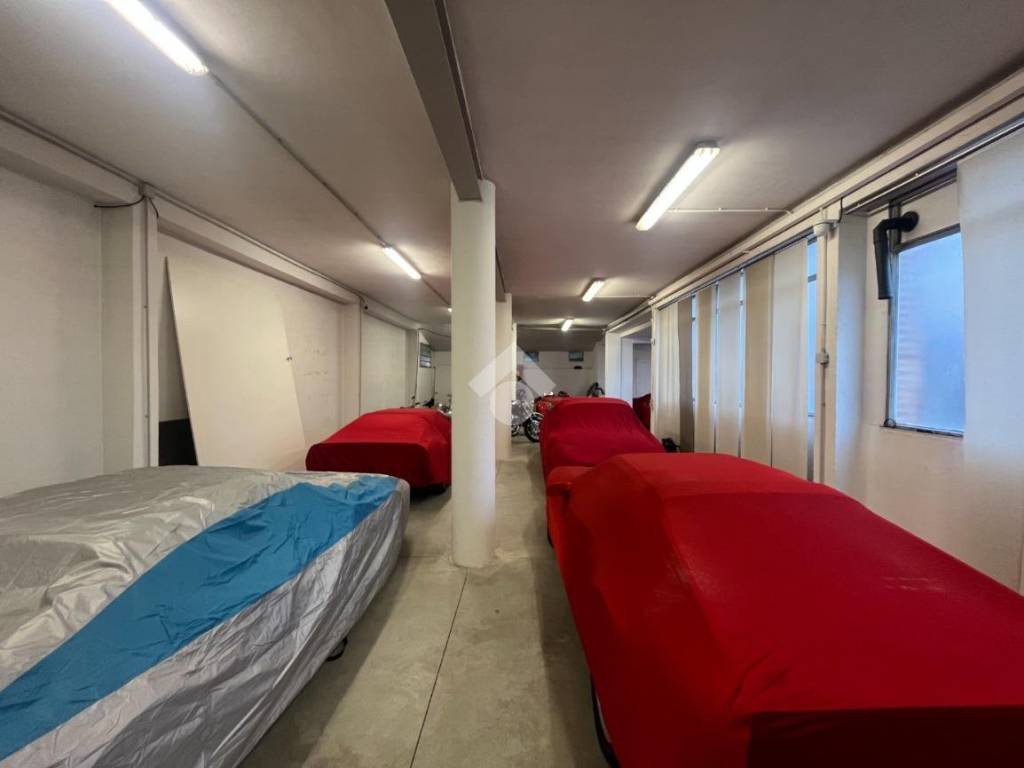 locale commerciale in affitto a Nove
