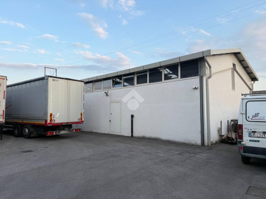 locale commerciale in affitto a Nove