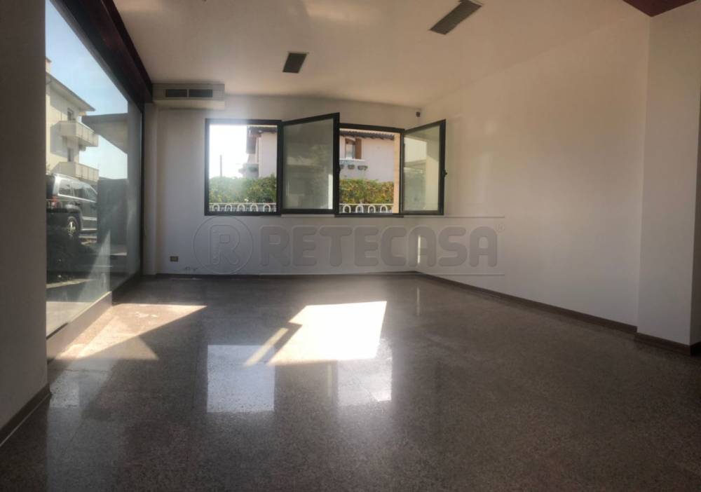 locale commerciale in affitto a Romano d'Ezzelino in zona San Giacomo