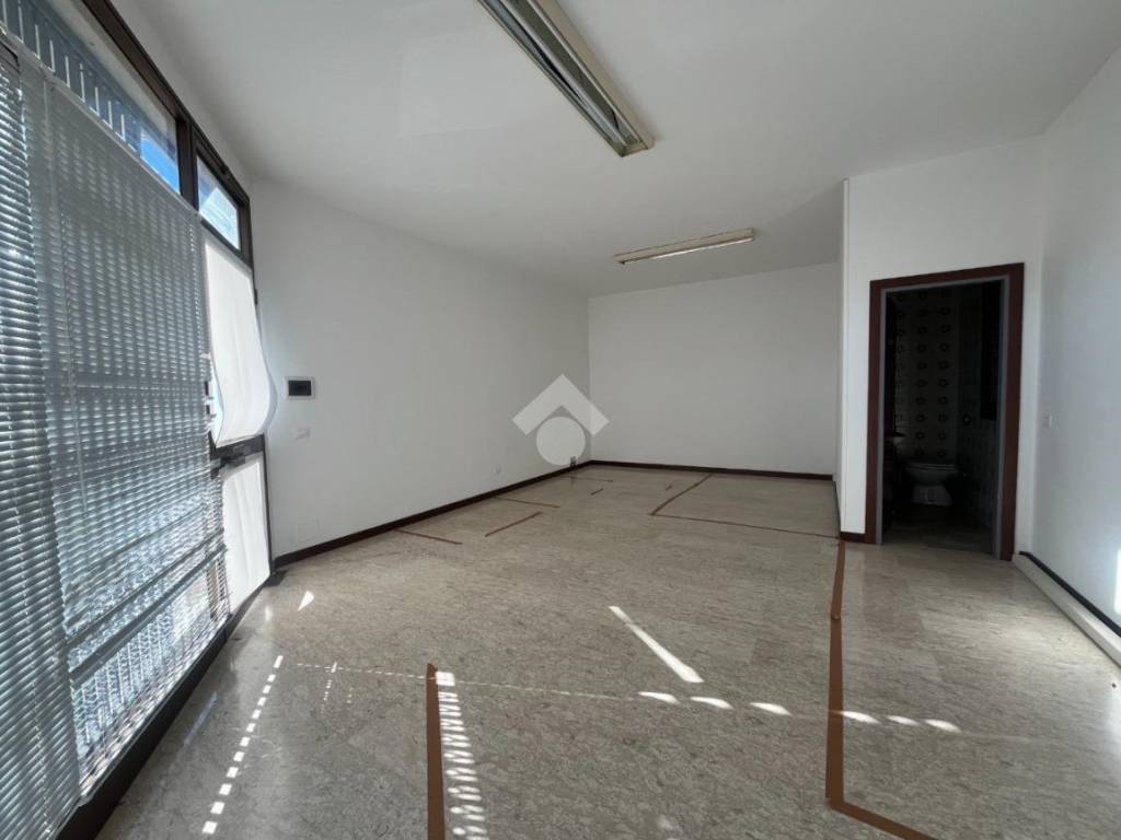 negozio in affitto a Romano d'Ezzelino in zona San Giacomo