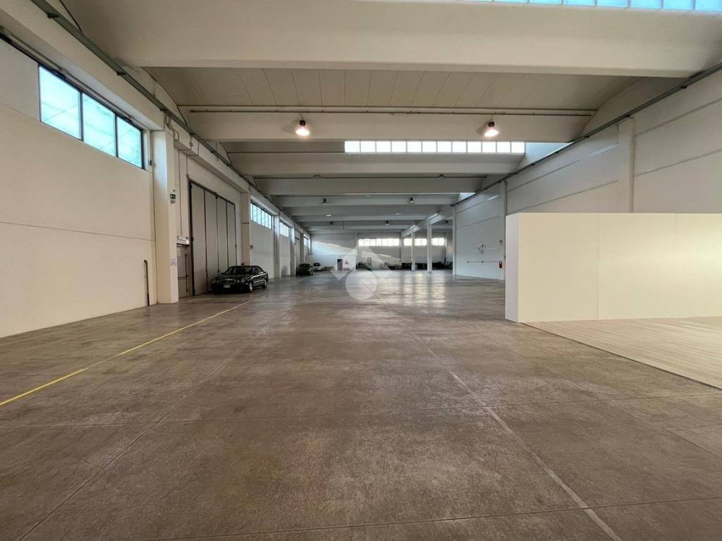 locale commerciale in affitto a Romano d'Ezzelino