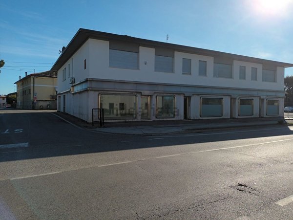 locale commerciale in affitto a Rosà