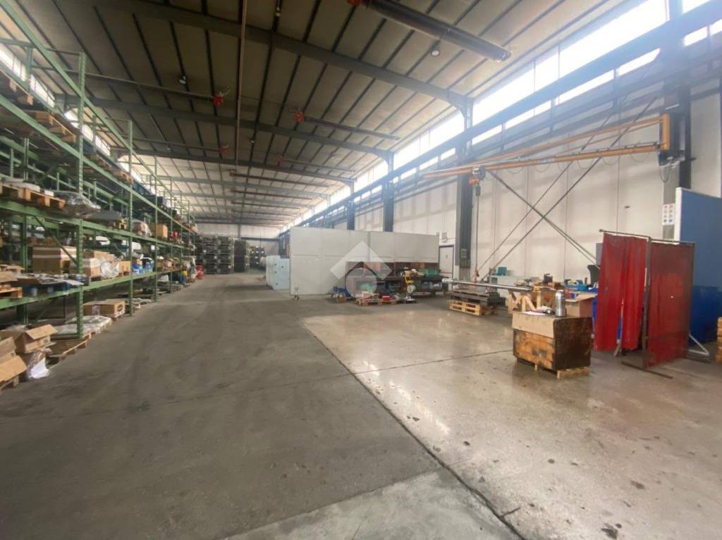 locale commerciale in affitto a Rosà in zona Travettore