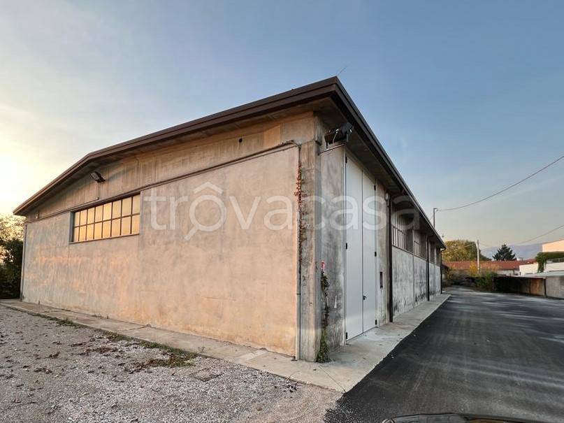 locale commerciale in affitto a Rosà