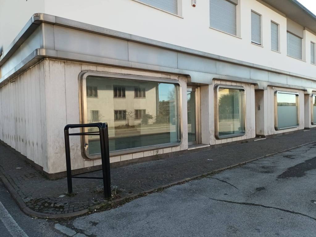 locale commerciale in affitto a Rosà