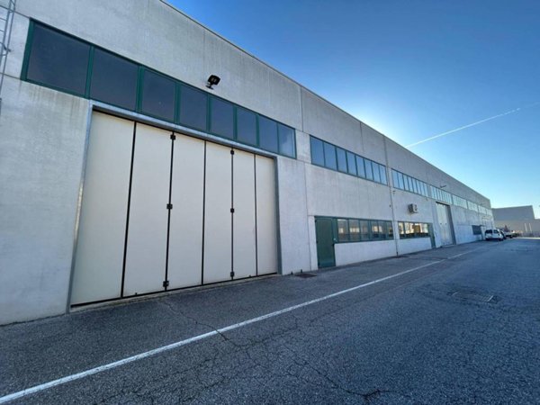 locale commerciale in affitto a Rosà