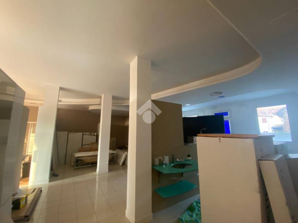 negozio in affitto a Rosà