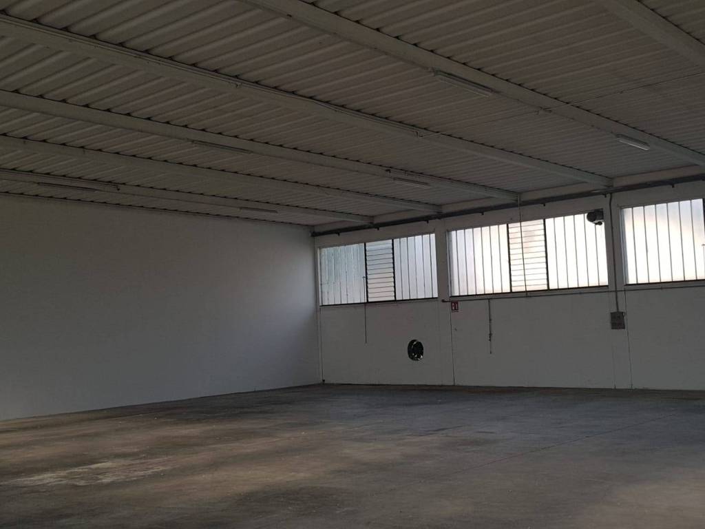 locale commerciale in affitto a Rosà