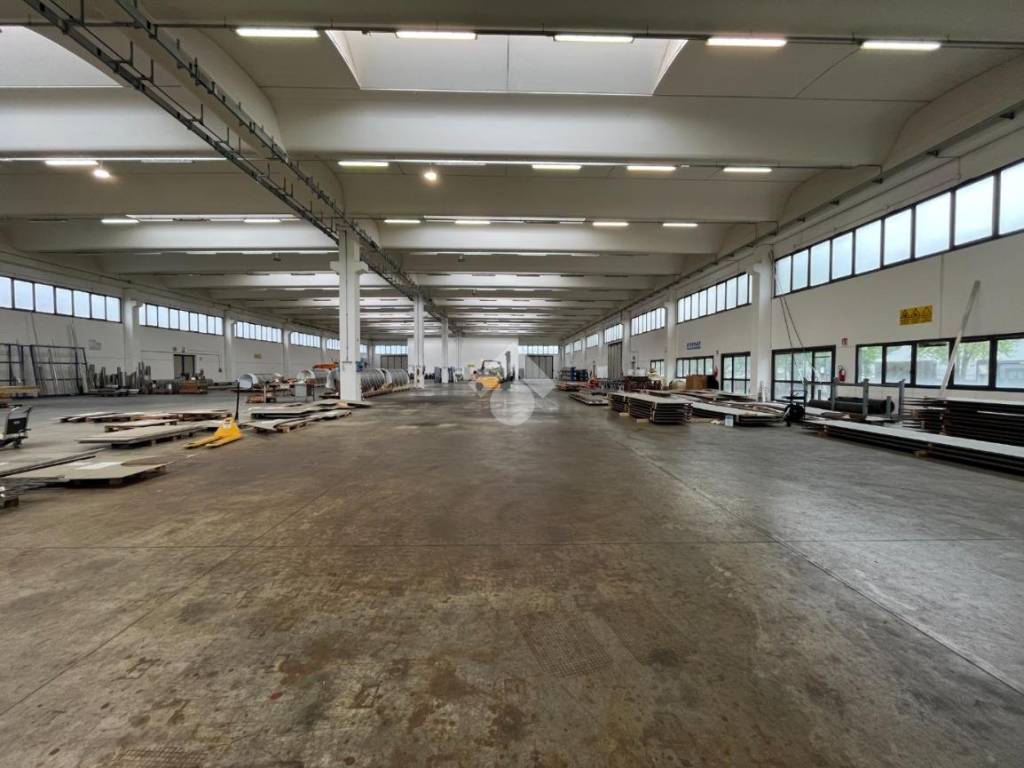 locale commerciale in affitto a Rosà