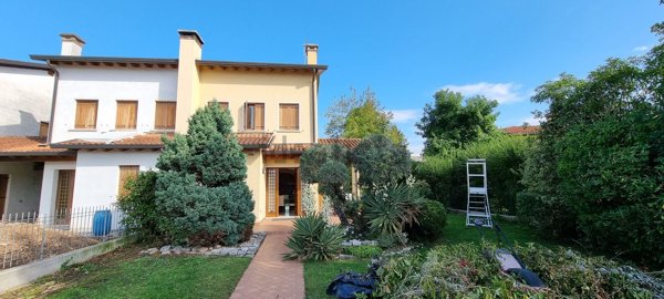 casa indipendente in affitto a Rosà in zona Travettore