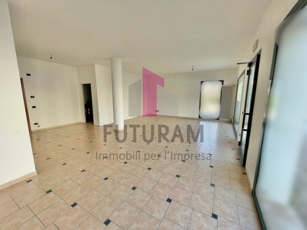 negozio in affitto a Rosà in zona Cusinati