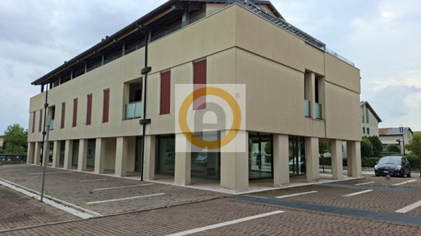 negozio in affitto a Rosà in zona Cusinati