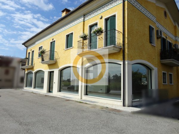 negozio in affitto a Rosà in zona Cusinati