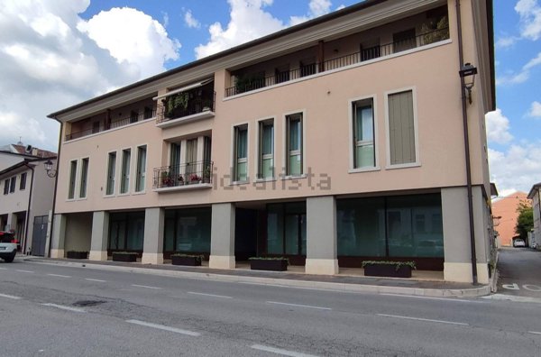locale commerciale in affitto a Rossano Veneto