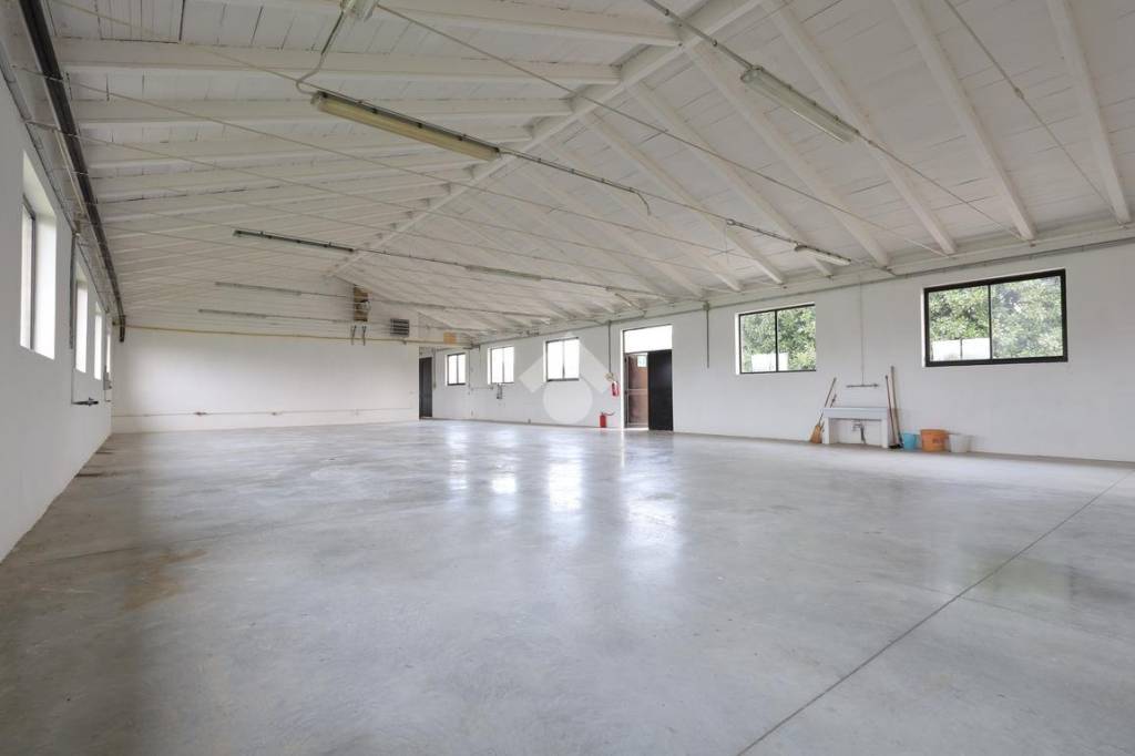 locale commerciale in affitto a Sandrigo