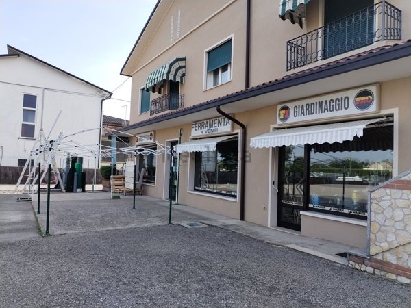 negozio in affitto a Sandrigo