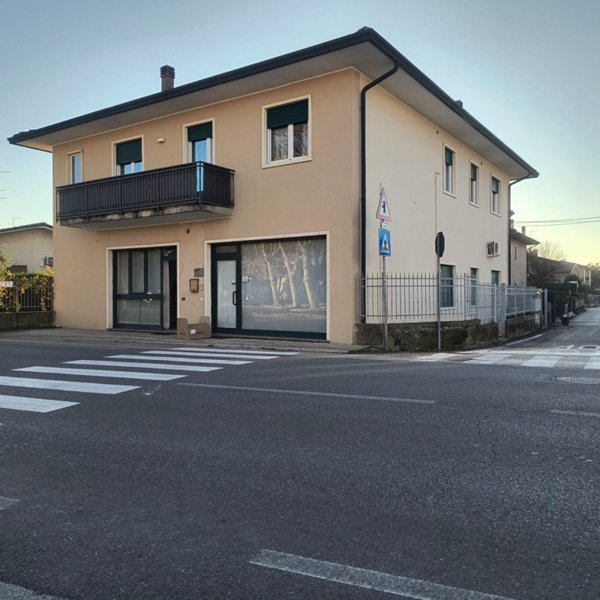 negozio in affitto a Sarego in zona Monticello di Fara