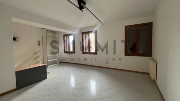 negozio in affitto a Schio in zona Magrè