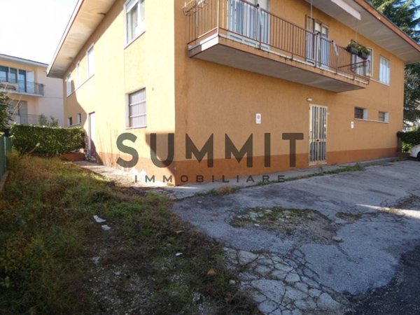 locale commerciale in affitto a Schio