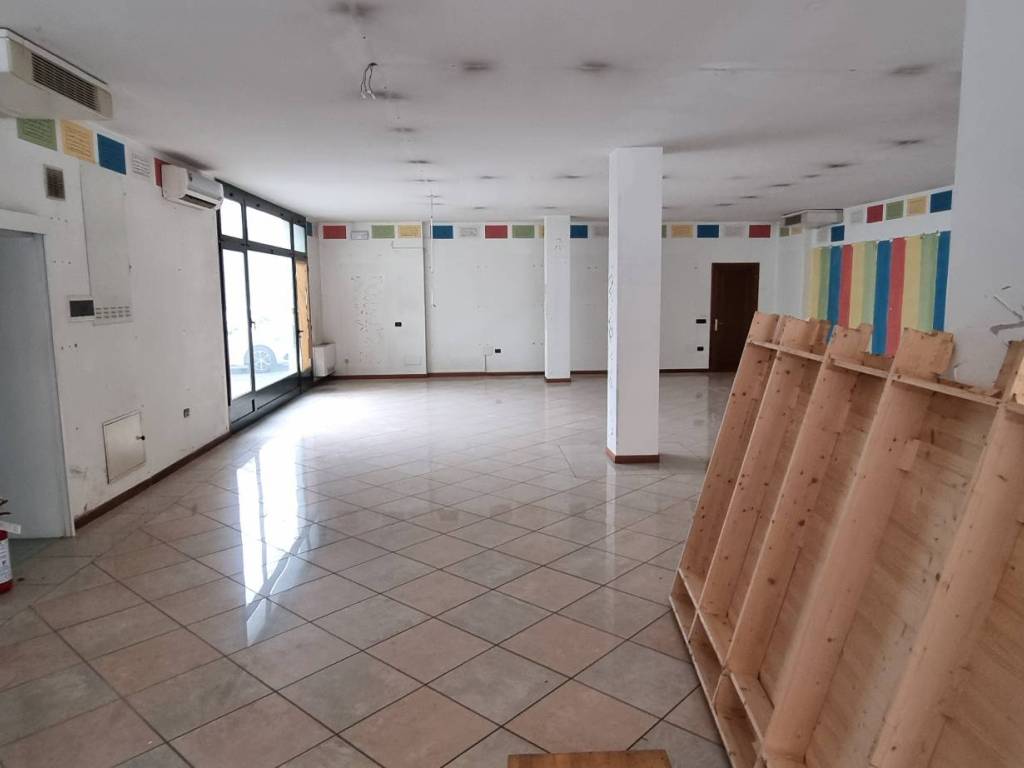 negozio in affitto a Tezze sul Brenta in zona Belvedere