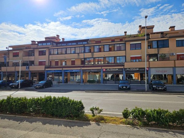 negozio in affitto a Tezze sul Brenta in zona Belvedere