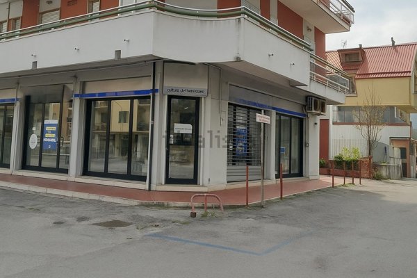 locale commerciale in affitto a Tezze sul Brenta