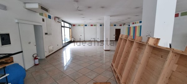 locale commerciale in affitto a Tezze sul Brenta