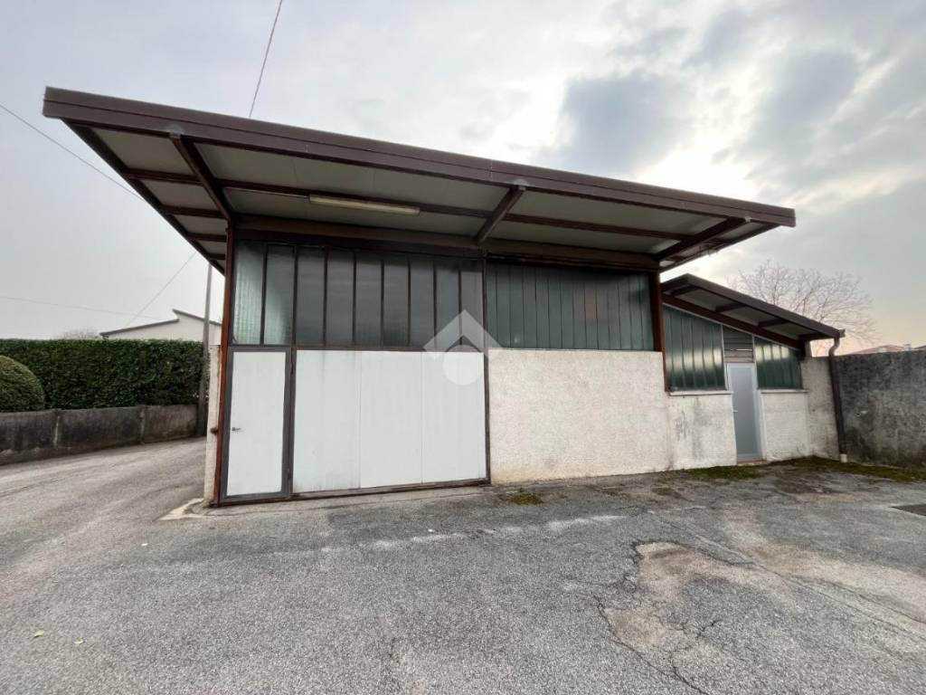 locale commerciale in affitto a Tezze sul Brenta in zona Baracche