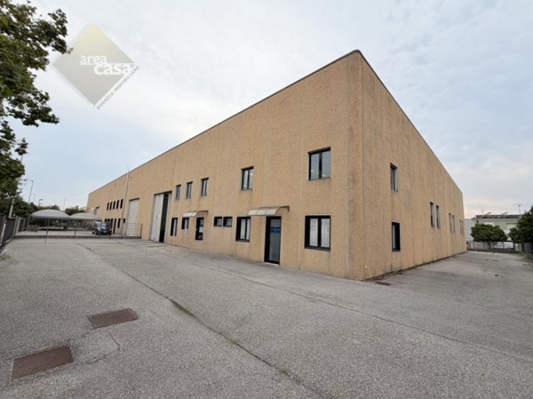 capannone in affitto a Tezze sul Brenta in zona Baracche