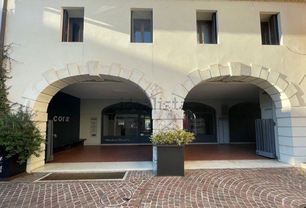 locale commerciale in affitto a Thiene