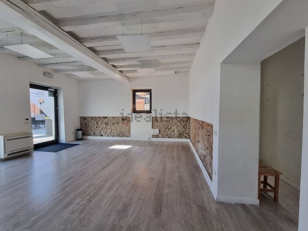 locale commerciale in affitto a Thiene