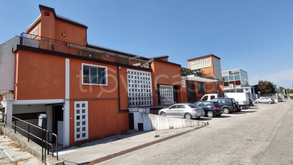 locale commerciale in affitto a Torri di Quartesolo