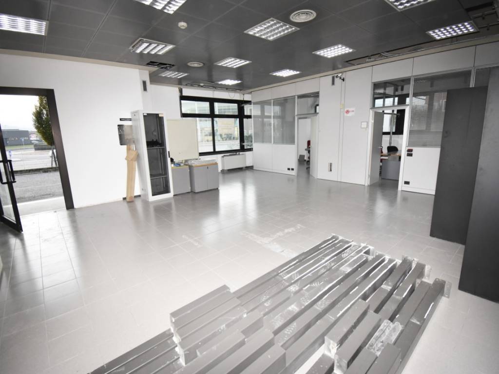 locale commerciale in affitto a Trissino