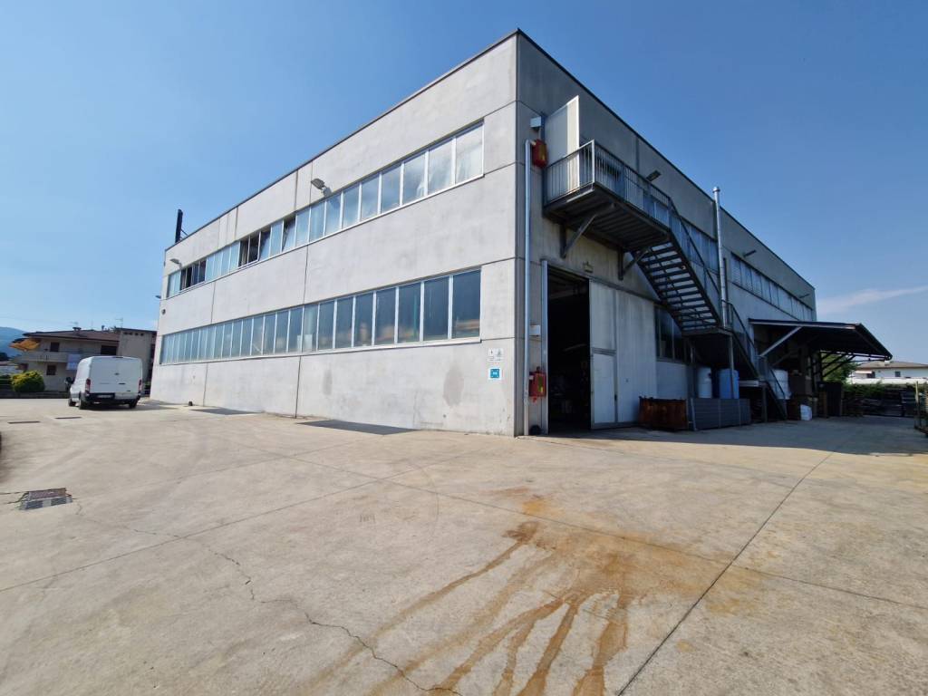 locale commerciale in affitto a Trissino