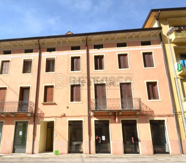 negozio in affitto a Valdagno in zona Novale