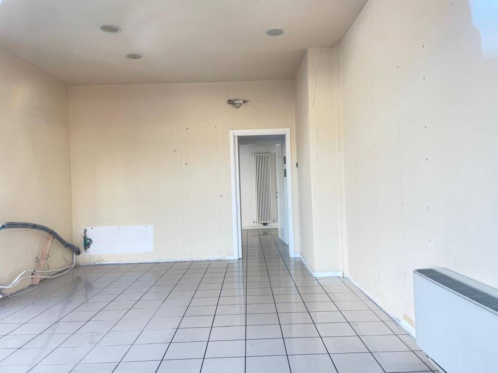 negozio in affitto a Vicenza in zona Saviabona