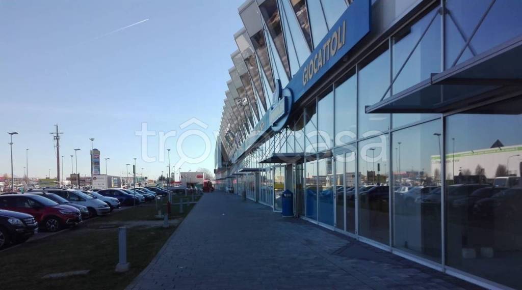 negozio in affitto a Vicenza in zona Saviabona