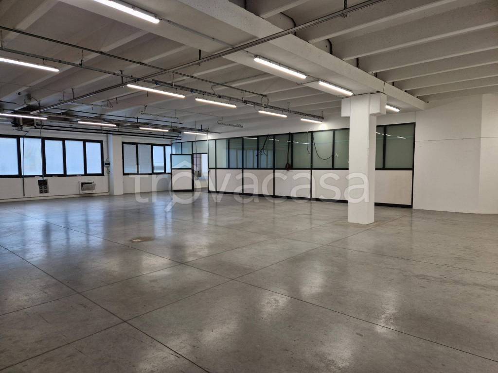 locale commerciale in affitto a Vicenza in zona Cattane