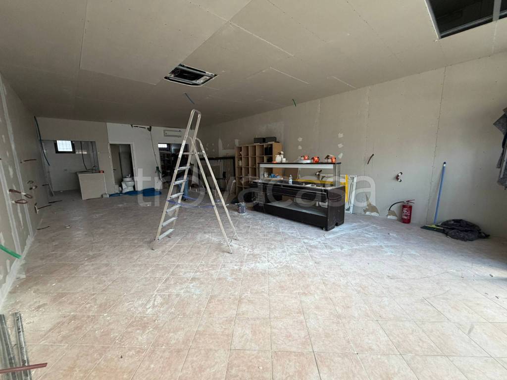 negozio in affitto a Vicenza in zona Cattane